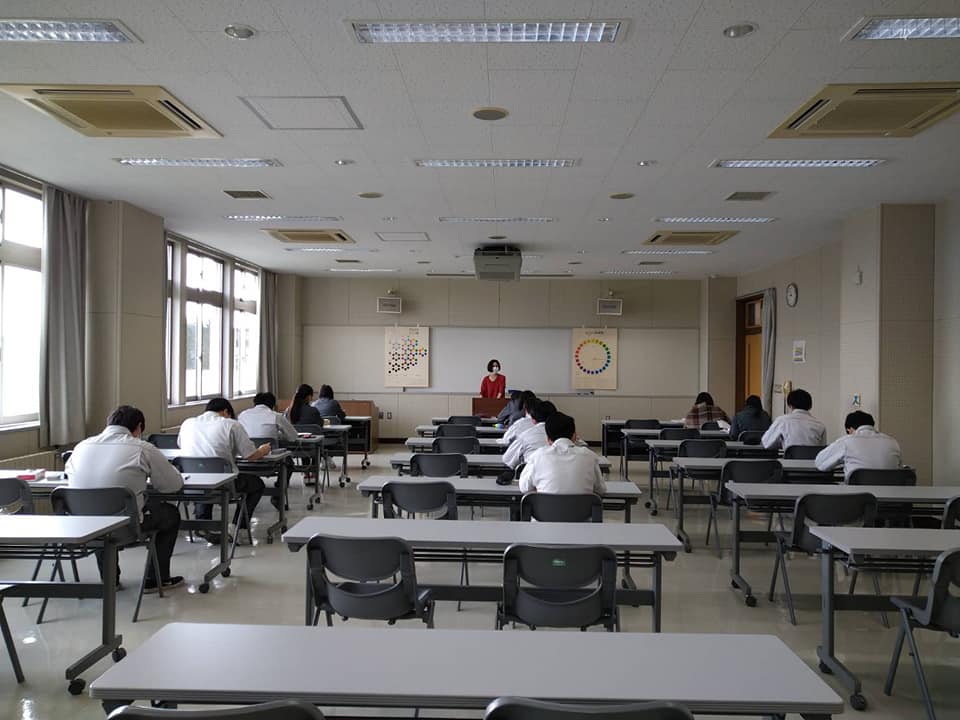 自分の顔を見るのは好きですか？